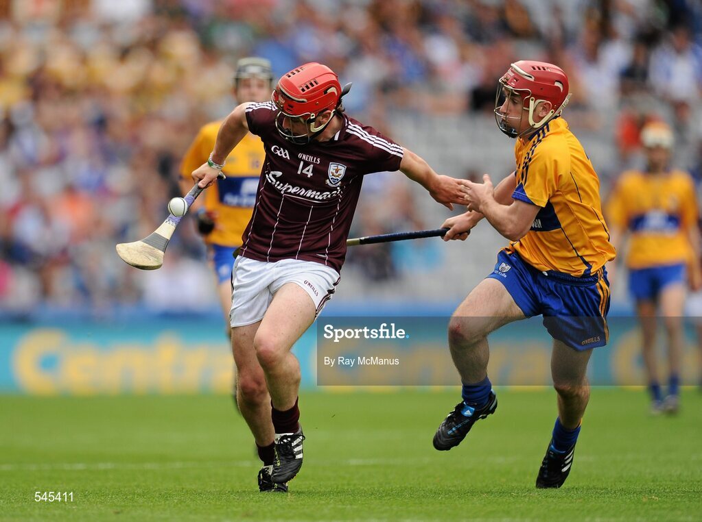 7 August 2011; Shane Maloney, Galway, in action against Gearoid O'Connell, Clare. GAA Hurling All-Ireland Minor Championship Semi-Final, Clare v Galway, Croke Park, Dublin. Picture credit: Ray McManus / SPORTSFILE