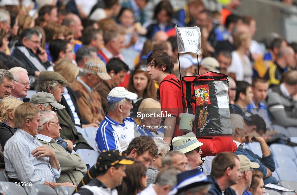 7 August 2011; A food and beverage vendor makes his way through the crowd. GAA Hurling All-Ireland Minor Championship Semi-Final, Clare v Galway, Croke Park, Dublin. Picture credit: Brendan Moran / SPORTSFILE