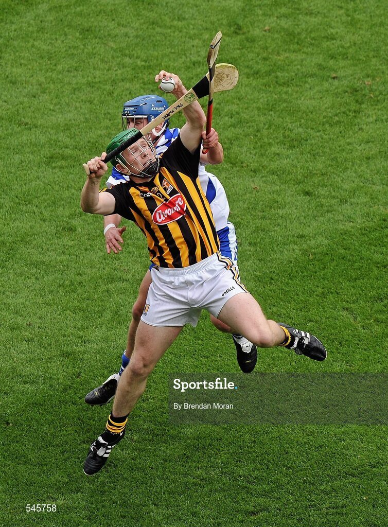 7 August 2011; Paul Murphy, Kilkenny, fields the sliotar under pressure from Pauric Mahony, Waterford. GAA Hurling All-Ireland Senior Championship Semi-Final, Kilkenny v Waterford, Croke Park, Dublin. Picture credit: Brendan Moran / SPORTSFILE