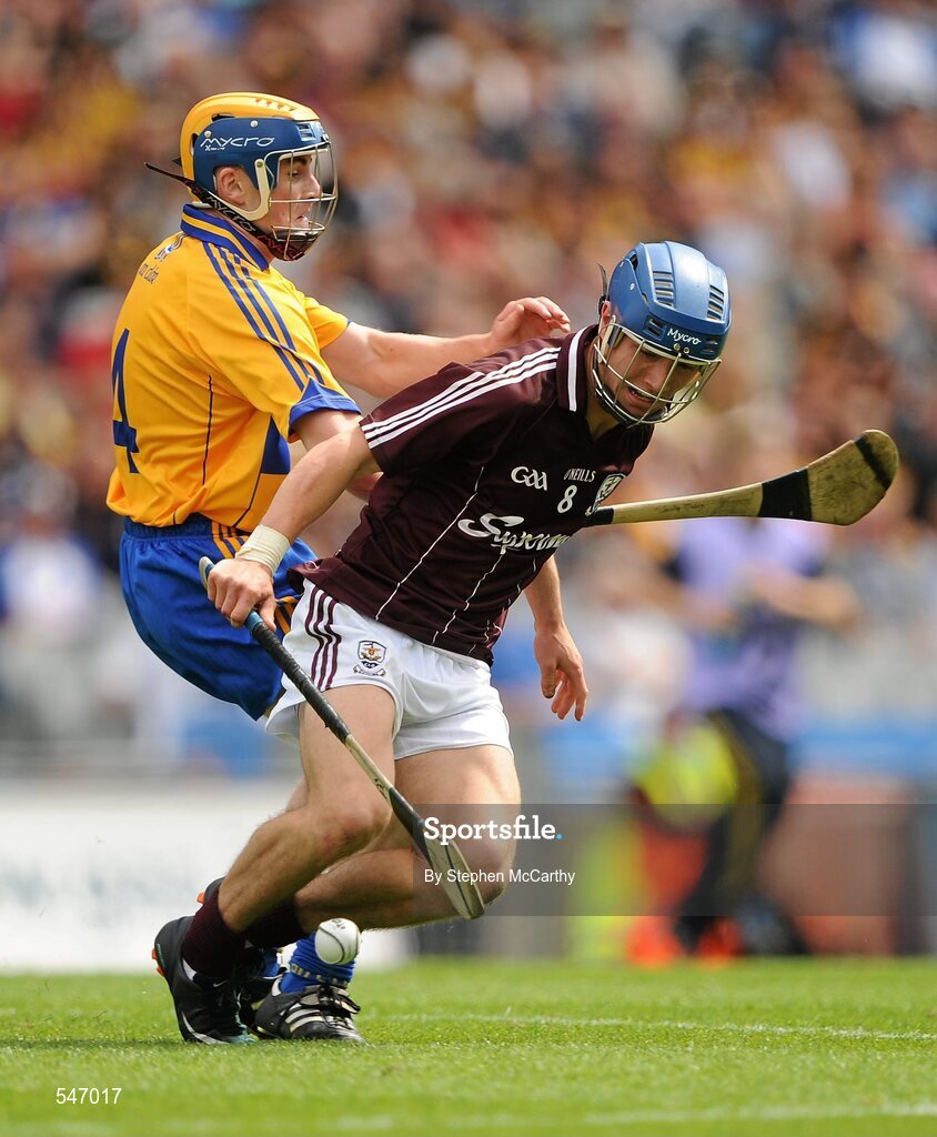7 August 2011; Billy Lane, Galway, in action against Seadna Morey, Clare. GAA Hurling All-Ireland Minor Championship Semi-Final, Clare v Galway, Croke Park, Dublin. Picture credit: Stephen McCarthy / SPORTSFILE