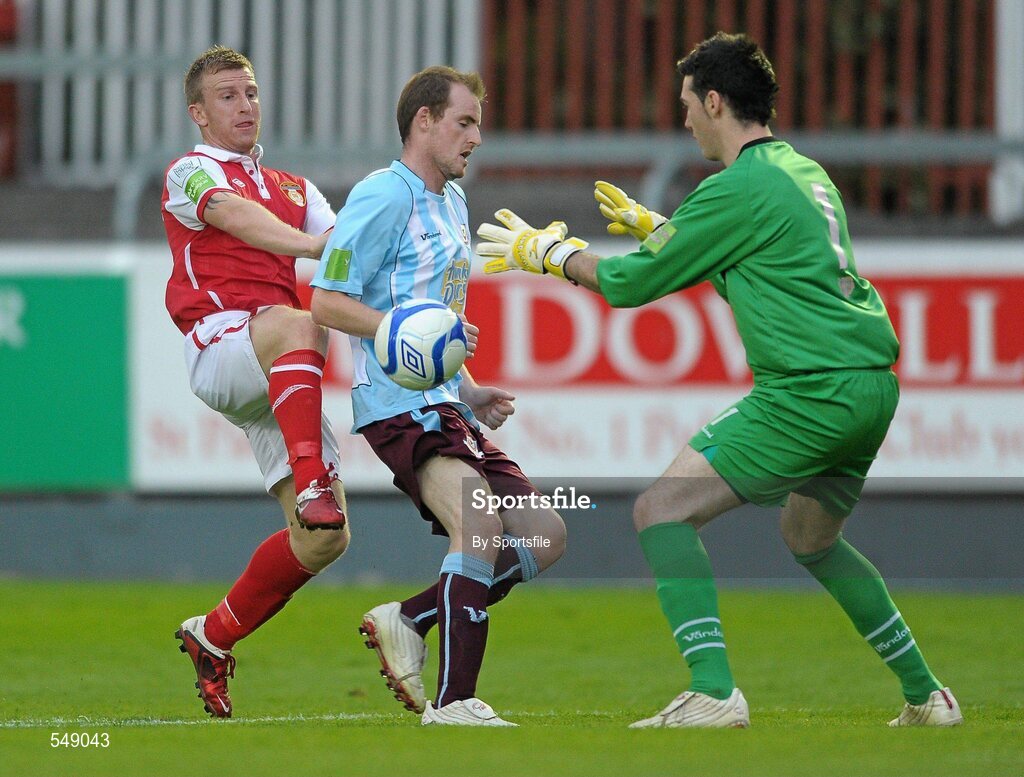 19 August 2011; Daryl Kavanagh, St Patrick's Athletic, in action against Mark O'Brien and Stephen Trimble, right, Drogheda United. Airtricity League Premier Division, St Patrick's Athletic v Drogheda United, Richmond Park, Dublin. Photo by Sportsfile