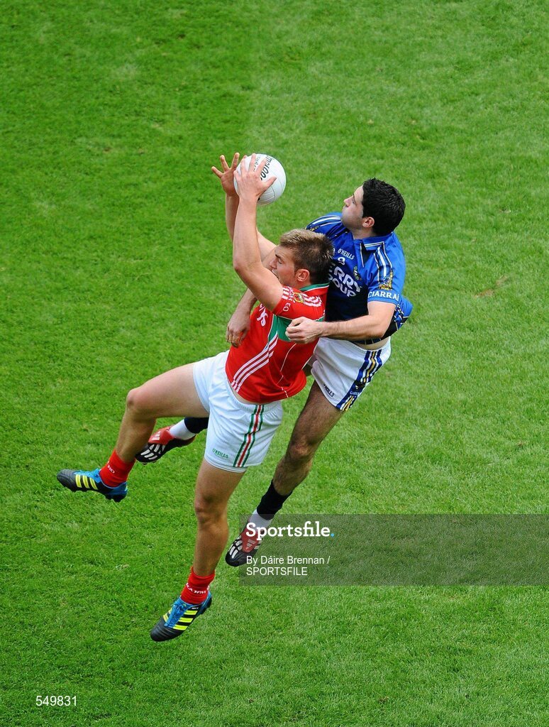 21 August 2011; Aidan O'Shea, Mayo, contests a high ball against Bryan Sheehan, Kerry. GAA Football All-Ireland Senior Championship Semi-Final, Mayo v Kerry, Croke Park, Dublin. Picture credit: Dáire Brennan / SPORTSFILE