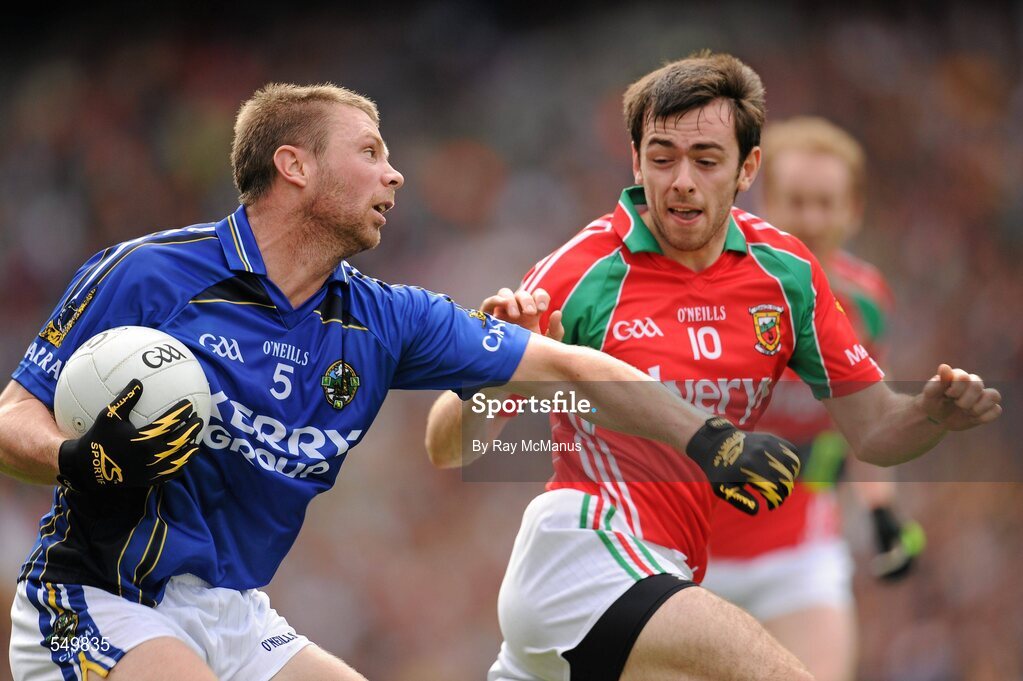 21 August 2011; Tomás Ó Se, Kerry, in action against Kevin McLoughlin, Mayo. GAA Football All-Ireland Senior Championship Semi-Final, Mayo v Kerry, Croke Park, Dublin. Picture credit: Ray McManus / SPORTSFILE