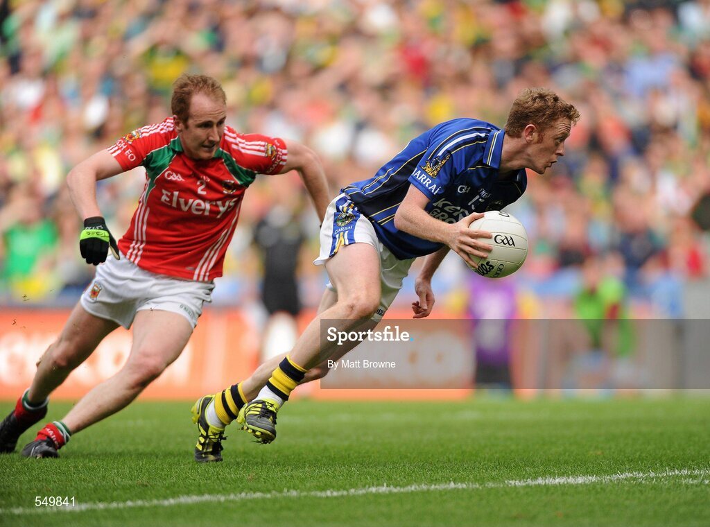 21 August 2011; Colm Cooper, Kerry, goes past the tackle of Tom Cunniffe, Mayo, on his way to scoring his side's first goal. GAA Football All-Ireland Senior Championship Semi-Final, Mayo v Kerry, Croke Park, Dublin. Picture credit: Matt Browne / SPORTSFILE