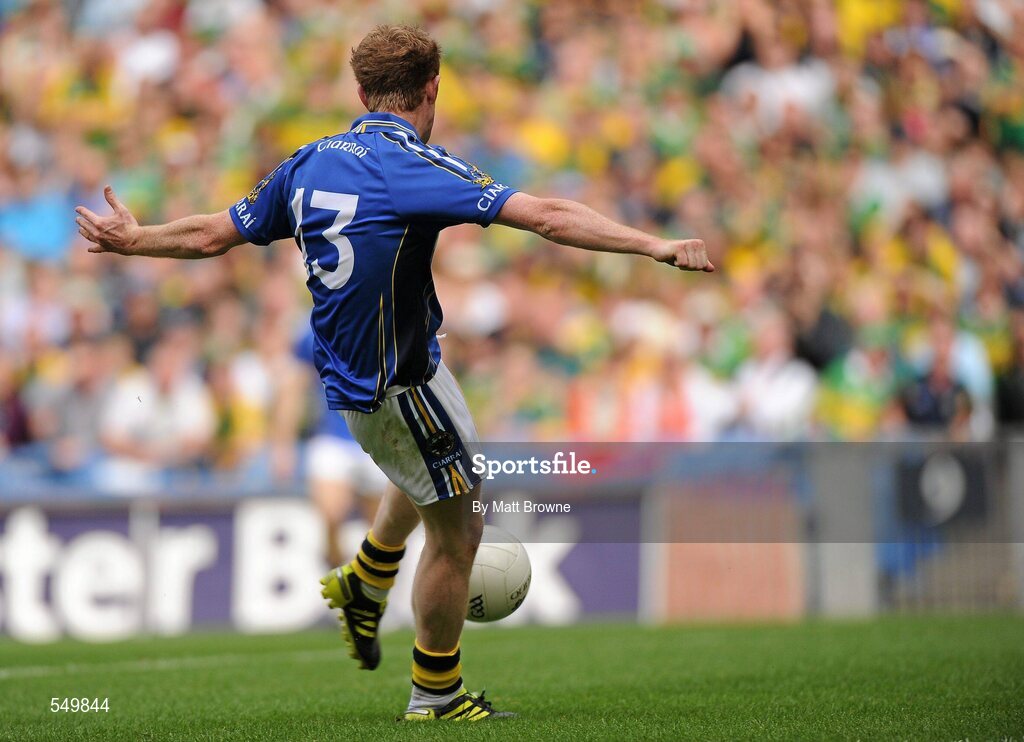 21 August 2011; Colm Cooper, Kerry, shoots to score his side's first goal. GAA Football All-Ireland Senior Championship Semi-Final, Mayo v Kerry, Croke Park, Dublin. Picture credit: Matt Browne / SPORTSFILE