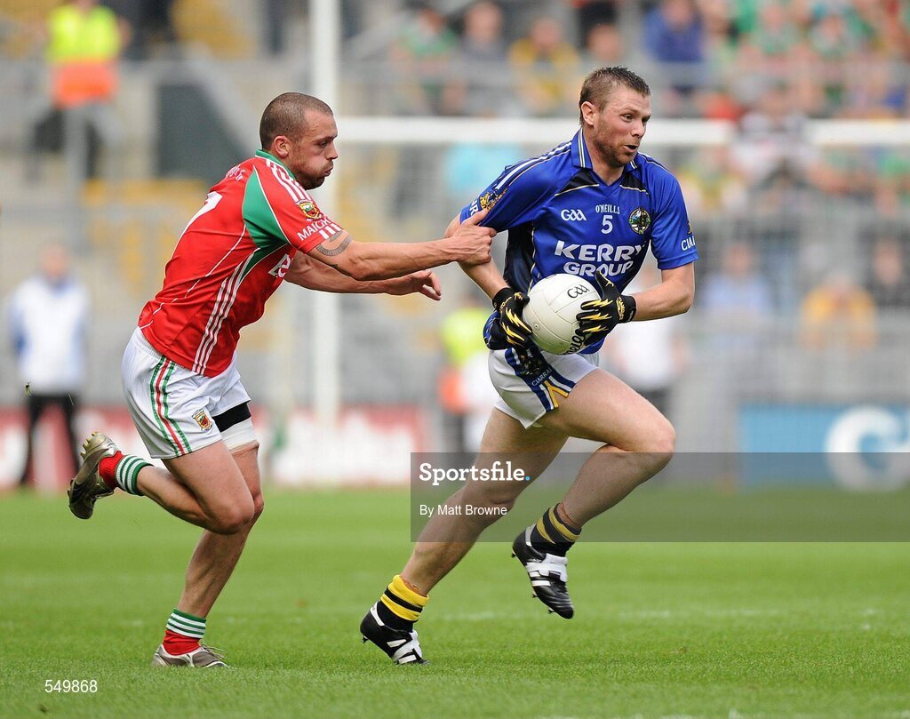 21 August 2011; Tomas O'Se, Kerry, in action against Trevor Mortimer, Mayo. GAA Football All-Ireland Senior Championship Semi-Final, Mayo v Kerry, Croke Park, Dublin. Picture credit: Matt Browne / SPORTSFILE