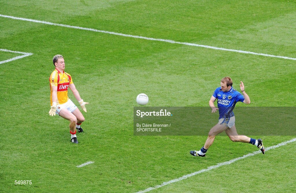 21 August 2011; Darran O'Sullivan, Kerry, has his goal shot saved by Mayo goalkeeper Robert Hennelly. GAA Football All-Ireland Senior Championship Semi-Final, Mayo v Kerry, Croke Park, Dublin. Picture credit: Dáire Brennan / SPORTSFILE