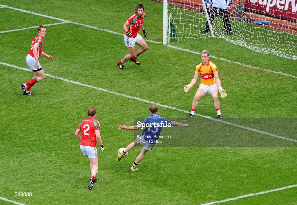 21 August 2011; Colm Cooper, Kerry, scores his side's first goal. GAA Football All-Ireland Senior Championship Semi-Final, Mayo v Kerry, Croke Park, Dublin. Picture credit: Dáire Brennan / SPORTSFILE