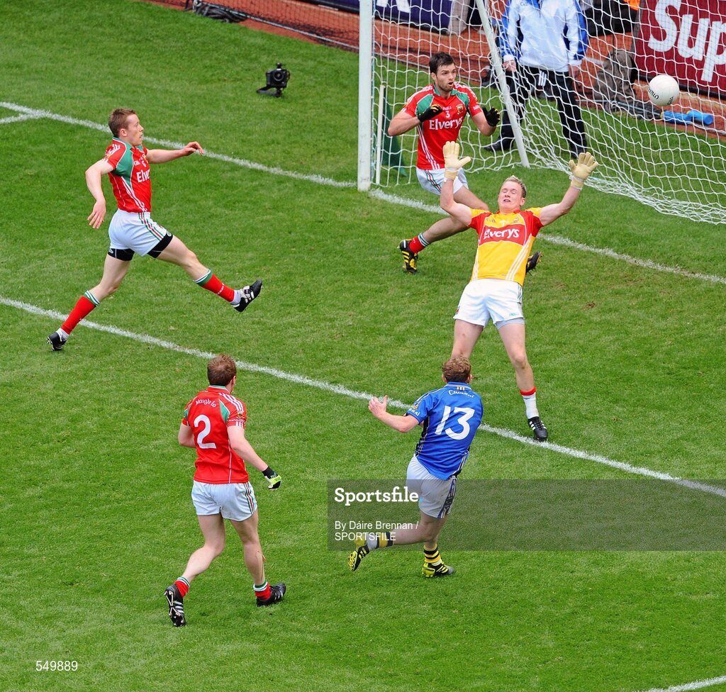 21 August 2011; Colm Cooper, Kerry, scores his side's first goal. GAA Football All-Ireland Senior Championship Semi-Final, Mayo v Kerry, Croke Park, Dublin. Picture credit: Dáire Brennan / SPORTSFILE