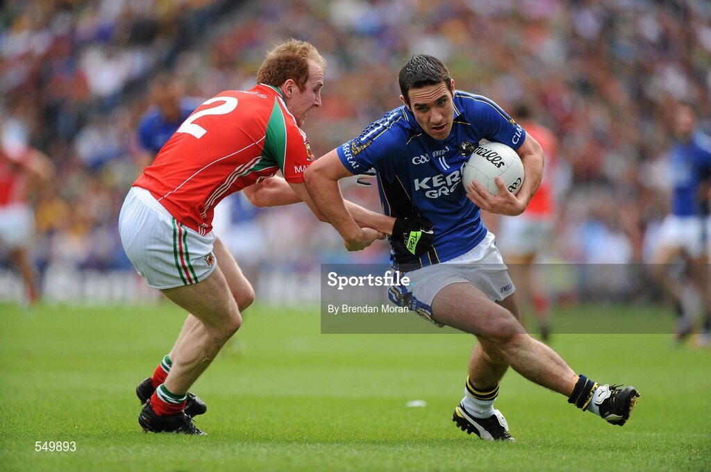 21 August 2011; Declan O'Sullivan, Kerry, holds off the challenge of Tom Cunniffe, Mayo. GAA Football All-Ireland Senior Championship Semi-Final, Mayo v Kerry, Croke Park, Dublin. Picture credit: Brendan Moran / SPORTSFILE