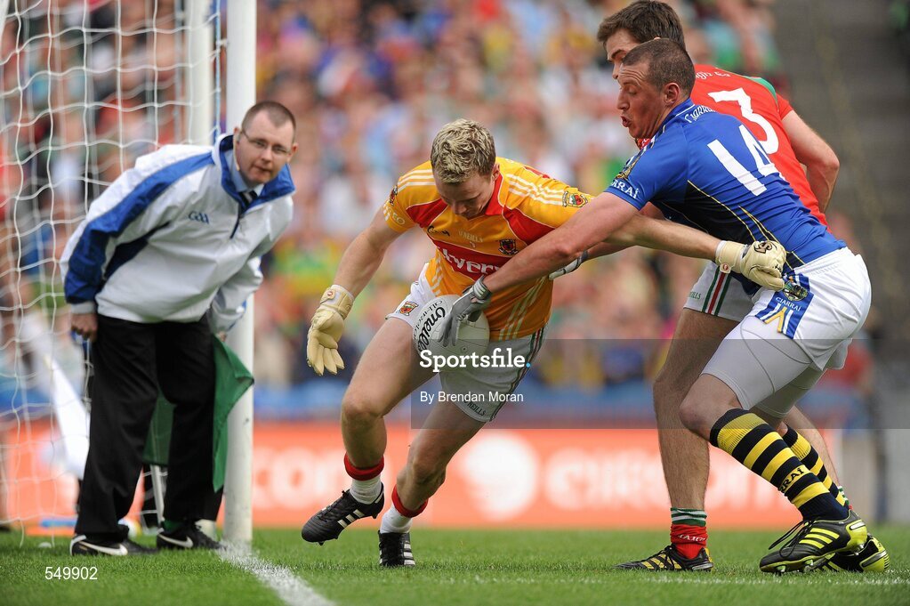 21 August 2011; Mayo goalkeeper Robert Hennelly is put under pressure by Kieran Donaghy, Kerry. GAA Football All-Ireland Senior Championship Semi-Final, Mayo v Kerry, Croke Park, Dublin. Picture credit: Brendan Moran / SPORTSFILE