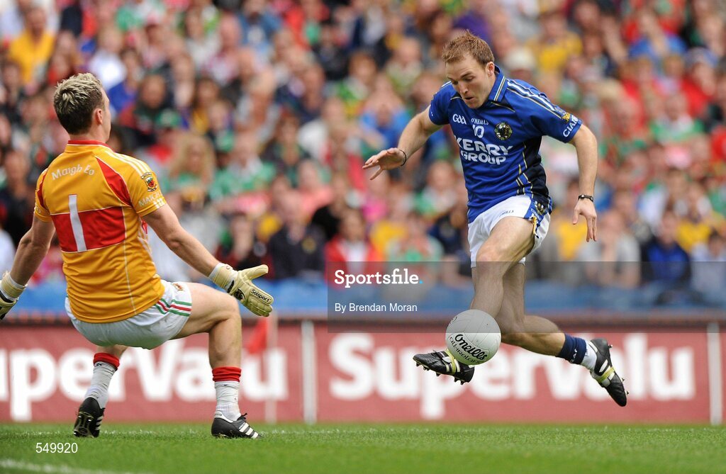 21 August 2011; Darran O'Sullivan, Kerry, shoots past Mayo goalkeeper Robert Hennelly in the opening moments of the game. GAA Football All-Ireland Senior Championship Semi-Final, Mayo v Kerry, Croke Park, Dublin. Picture credit: Brendan Moran / SPORTSFILE