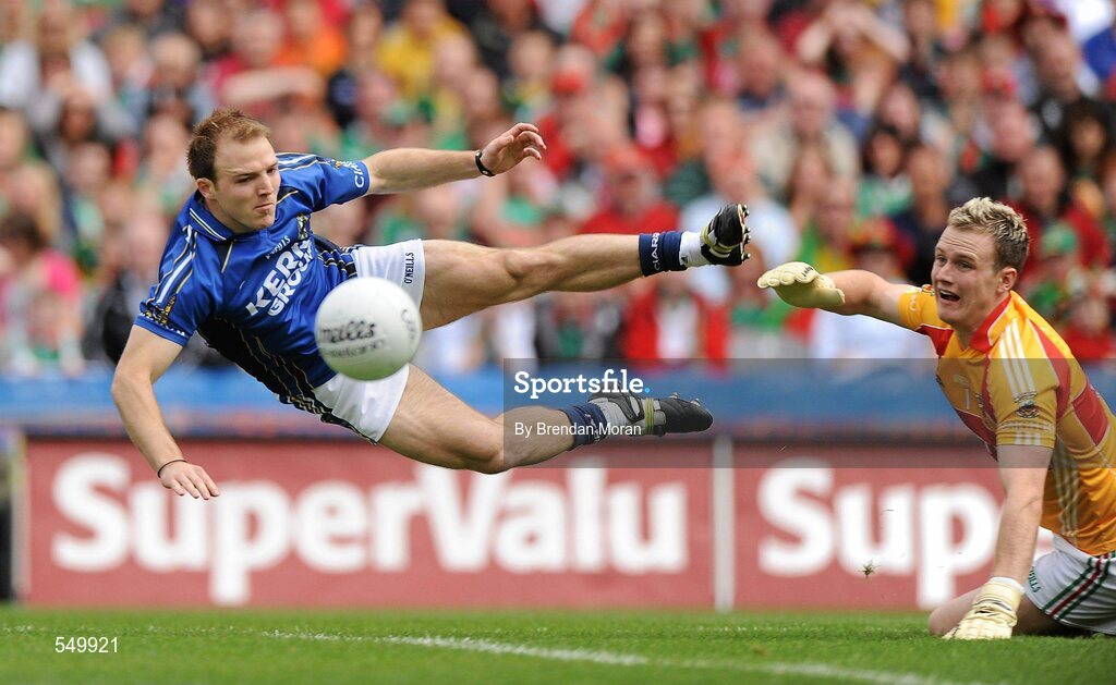 21 August 2011; Darran O'Sullivan, Kerry, has his shot saved by Mayo goalkeeper Robert Hennelly in the opening moments of the game. GAA Football All-Ireland Senior Championship Semi-Final, Mayo v Kerry, Croke Park, Dublin. Picture credit: Brendan Moran / SPORTSFILE