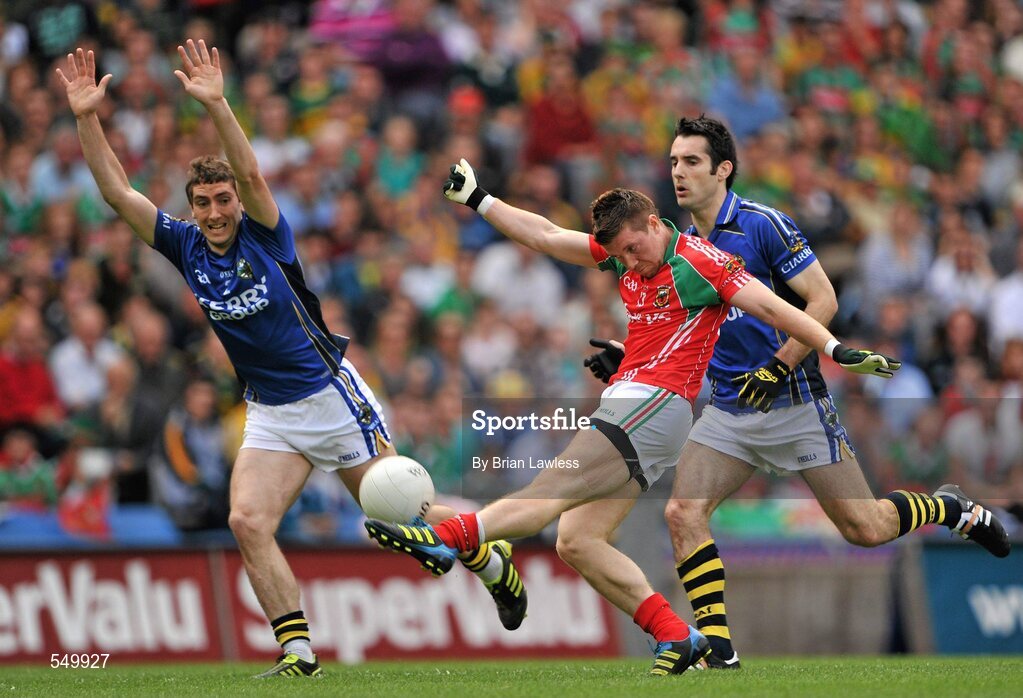 21 August 2011; Enda Varley, Mayo, in action against Killian Young, left, and Tom O'Sullivan, Kerry. GAA Football All-Ireland Senior Championship Semi-Final, Mayo v Kerry, Croke Park, Dublin. Picture credit: Brian Lawless / SPORTSFILE