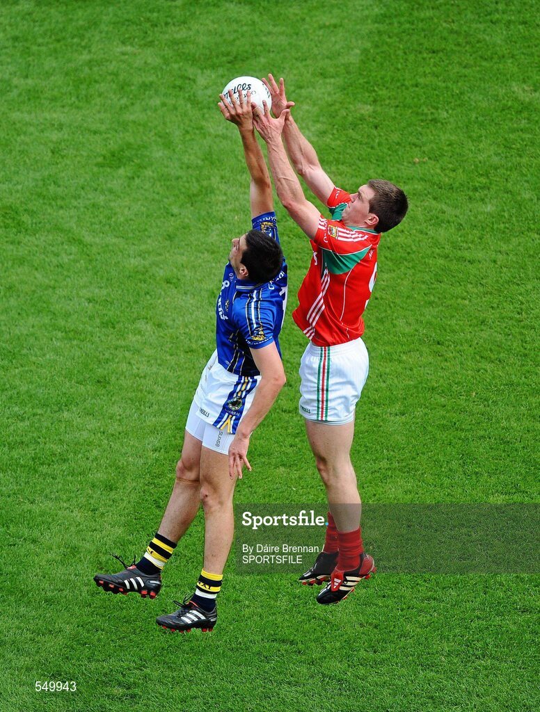 21 August 2011; Anthony Maher, Kerry, contests a high ball against Seamus O'Shea, Mayo. GAA Football All-Ireland Senior Championship Semi-Final, Mayo v Kerry, Croke Park, Dublin. Picture credit: Dáire Brennan / SPORTSFILE