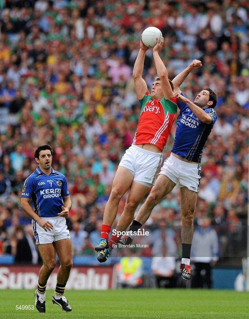 21 August 2011; Aidan O'Shea, Mayo, fields a kickout ahead of Bryan Sheehan, Kerry. GAA Football All-Ireland Senior Championship Semi-Final, Mayo v Kerry, Croke Park, Dublin. Picture credit: Brendan Moran / SPORTSFILE