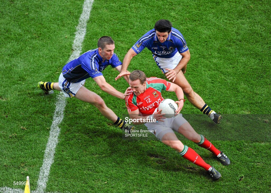 21 August 2011; Andy Moran, Mayo, in action against Tomás Ó Sé, left, and Aidan O'Mahony, Kerry. GAA Football All-Ireland Senior Championship Semi-Final, Mayo v Kerry, Croke Park, Dublin. Picture credit: Dáire Brennan / SPORTSFILE
