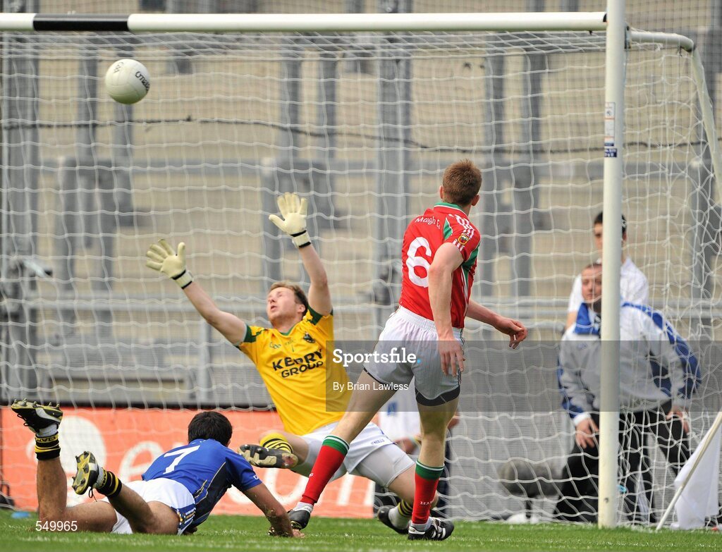 21 August 2011; Donal Vaughan, Mayo, puts his shot narrowly over the bar. GAA Football All-Ireland Senior Championship Semi-Final, Mayo v Kerry, Croke Park, Dublin. Picture credit: Brian Lawless / SPORTSFILE