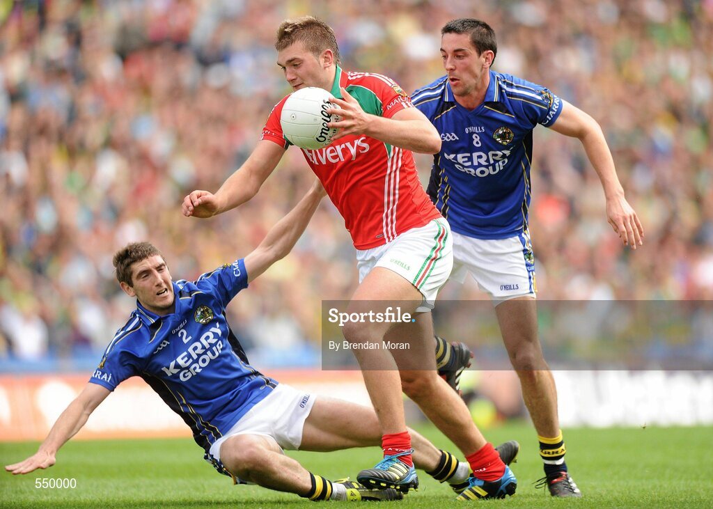 21 August 2011; Aidan O'Shea, Mayo, in action against Killian Young and Anthony Maher, Kerry. GAA Football All-Ireland Senior Championship Semi-Final, Mayo v Kerry, Croke Park, Dublin. Picture credit: Brendan Moran / SPORTSFILE