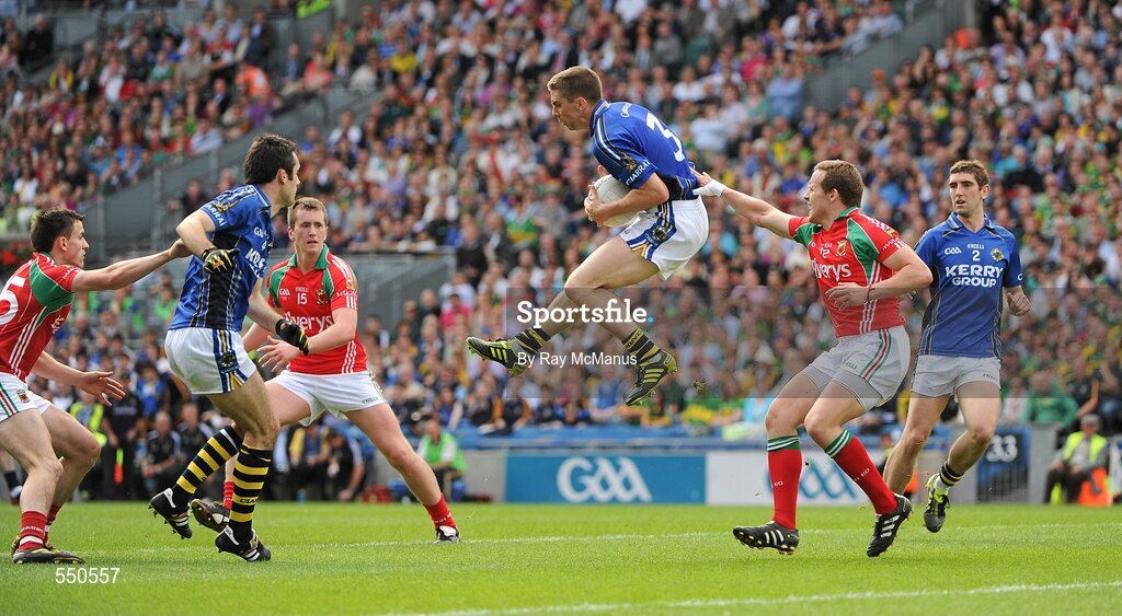 21 August 2011; Full-back Marc Ó Sé wins possession for Kerry. GAA Football All-Ireland Senior Championship Semi-Final, Mayo v Kerry, Croke Park, Dublin. Picture credit: Ray McManus / SPORTSFILE