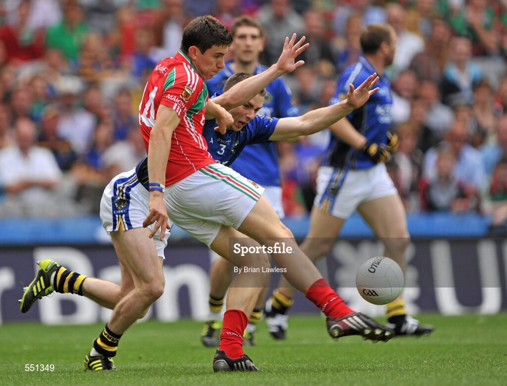 21 August 2011; Alan Freeman, Mayo, in action against Marc O Se, Kerry. GAA Football All-Ireland Senior Championship Semi-Final, Mayo v Kerry, Croke Park, Dublin. Picture credit: Brian Lawless / SPORTSFILE