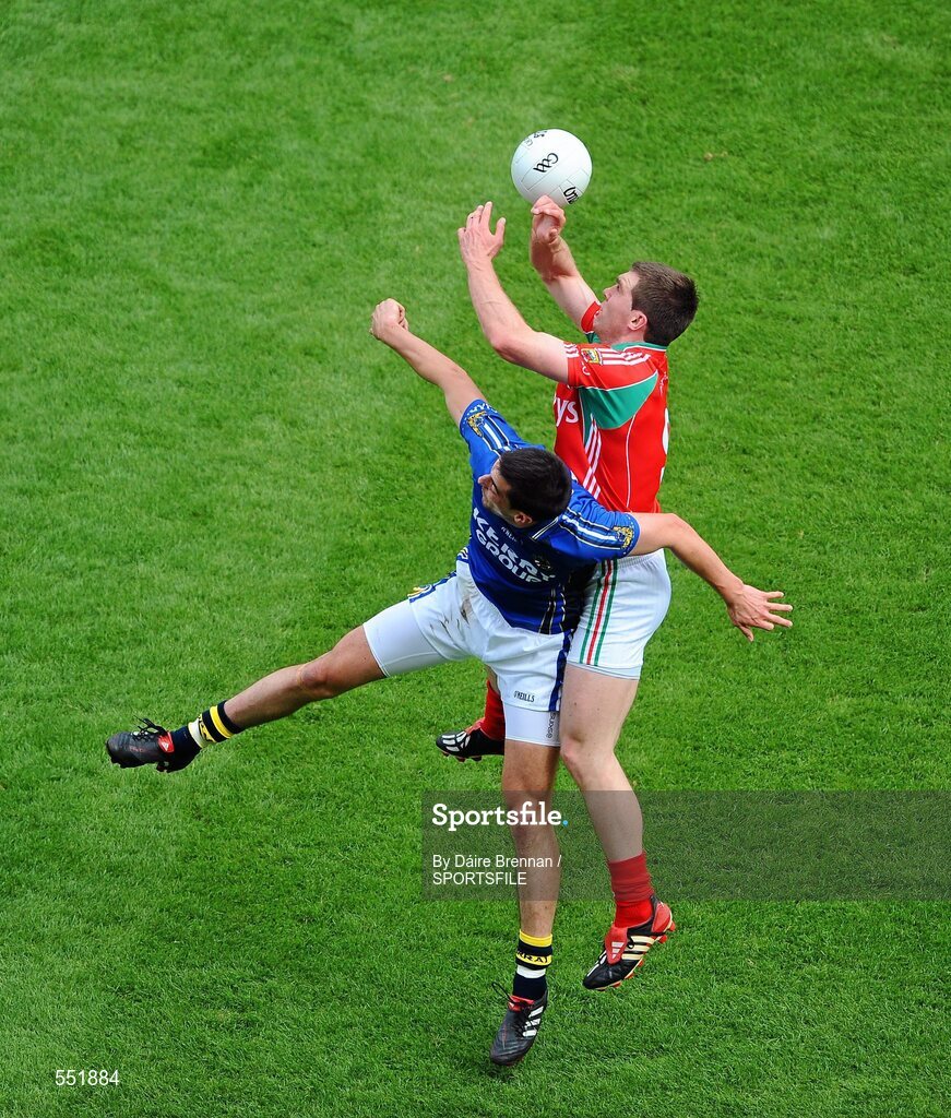21 August 2011; Anthony Maher, Kerry, contests a high ball against Seamus O'Shea, Mayo. GAA Football All-Ireland Senior Championship Semi-Final, Mayo v Kerry, Croke Park, Dublin. Picture credit: Dáire Brennan / SPORTSFILE