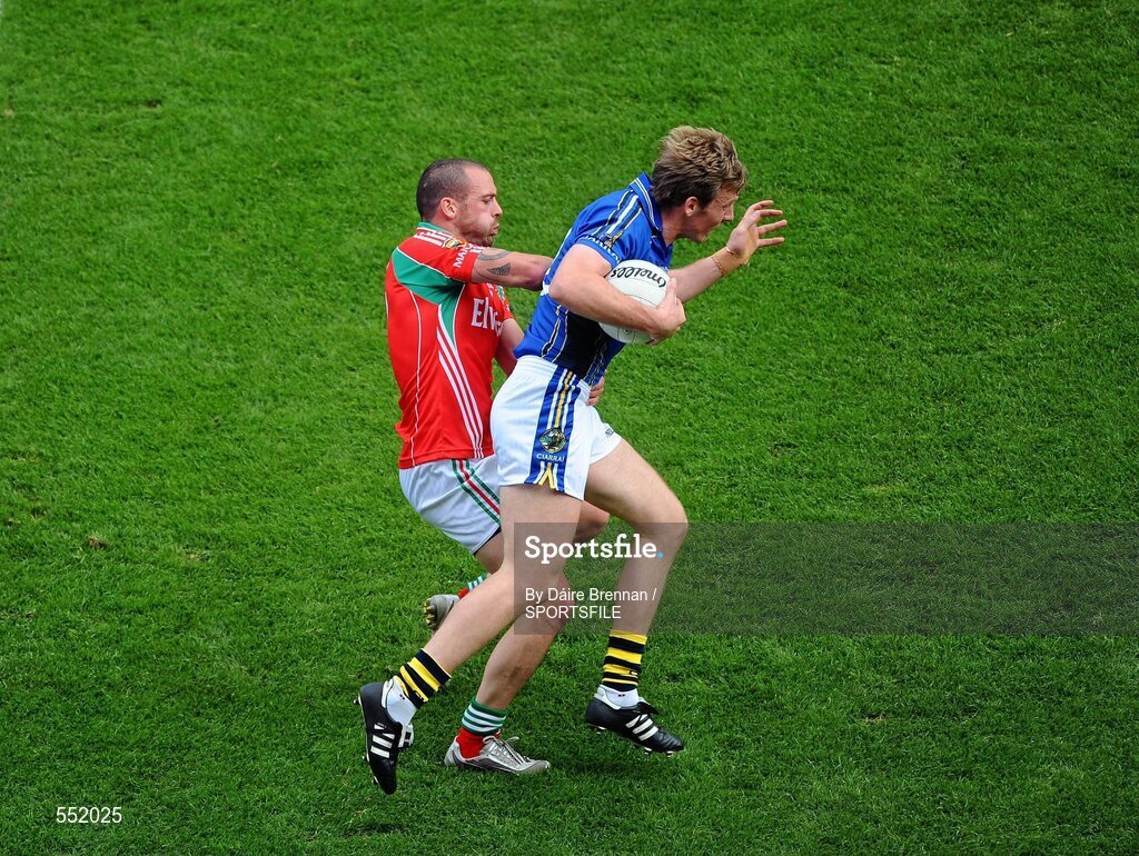 21 August 2011; Donnchadh Walsh, Kerry, in action against Trevor Mortimer, Mayo. GAA Football All-Ireland Senior Championship Semi-Final, Mayo v Kerry, Croke Park, Dublin. Picture credit: Dáire Brennan / SPORTSFILE