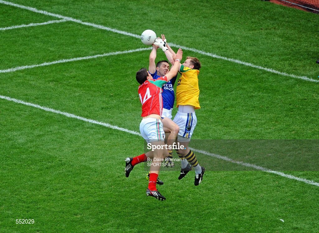 21 August 2011; Alan Freeman, Mayo, contests a high against Marc î SŽ, left, and Brendan Kealy, Kerry. GAA Football All-Ireland Senior Championship Semi-Final, Mayo v Kerry, Croke Park, Dublin. Picture credit: Dáire Brennan / SPORTSFILE