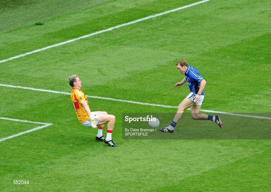 21 August 2011; Darran O'Sullivan, Kerry, kicks the ball wide past Mayo goalkeeper Robert Hennelly in the first minute. GAA Football All-Ireland Senior Championship Semi-Final, Mayo v Kerry, Croke Park, Dublin. Picture credit: Dáire Brennan / SPORTSFILE