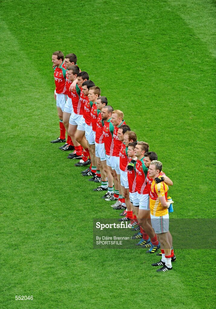 21 August 2011; The Mayo team stand together for the national anthem. GAA Football All-Ireland Senior Championship Semi-Final, Mayo v Kerry, Croke Park, Dublin. Picture credit: Dáire Brennan / SPORTSFILE