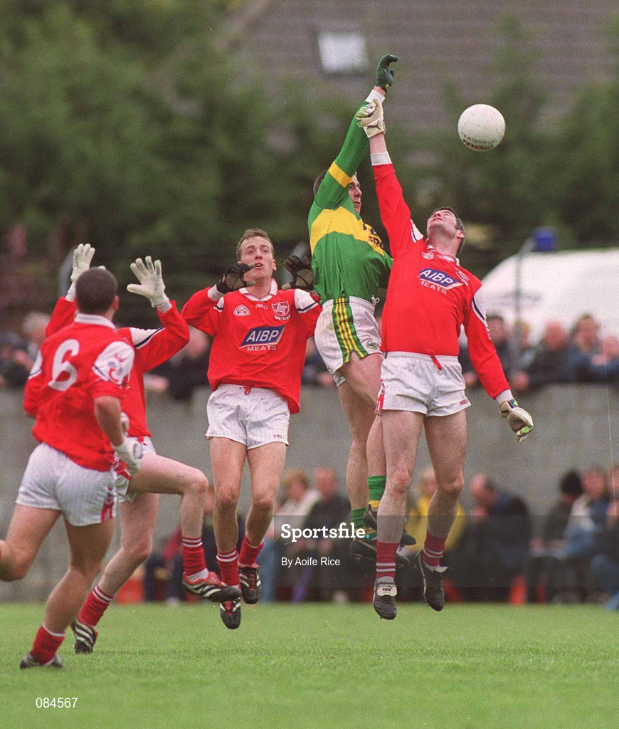 31 March 2002; Darragh Ó Sé of Kerry contests possession against Ken Reilly of Louth during the Allianz National Football League Division 2A Round 7 match between Louth and Kerry at Páirc Mhuire in Ardee in Louth. Photo by Aoife Rice/Sportsfile