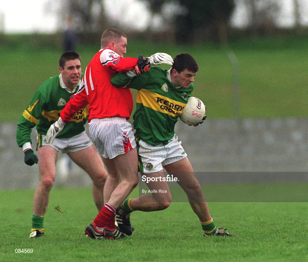 31 March 2002; Aodán Mac Gearailt of Kerry in action against Christy Grimes of Louth during the Allianz National Football League Division 2A Round 7 match between Louth and Kerry at Páirc Mhuire in Ardee in Louth. Photo by Aoife Rice/Sportsfile
