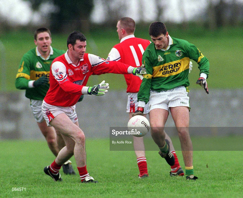 31 March 2002; Aodán Mac Gearailt of Kerry in action against Ken Reilly of Louth during the Allianz National Football League Division 2A Round 7 match between Louth and Kerry at Páirc Mhuire in Ardee in Louth. Photo by Aoife Rice/Sportsfile