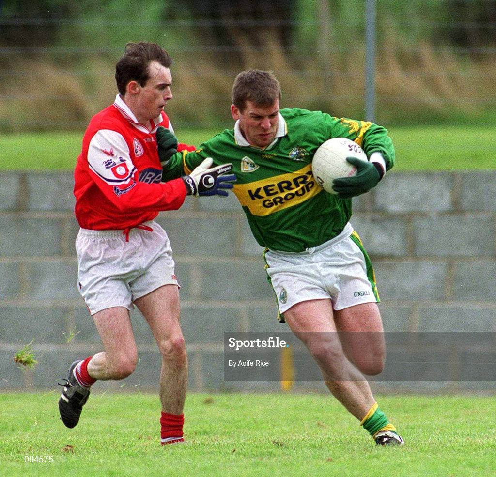 31 March 2002; Dara Ó Cinnéide of Kerry in action against Simon Gerard of Louth during the Allianz National Football League Division 2A Round 7 match between Louth and Kerry at Páirc Mhuire in Ardee in Louth. Photo by Aoife Rice/Sportsfile