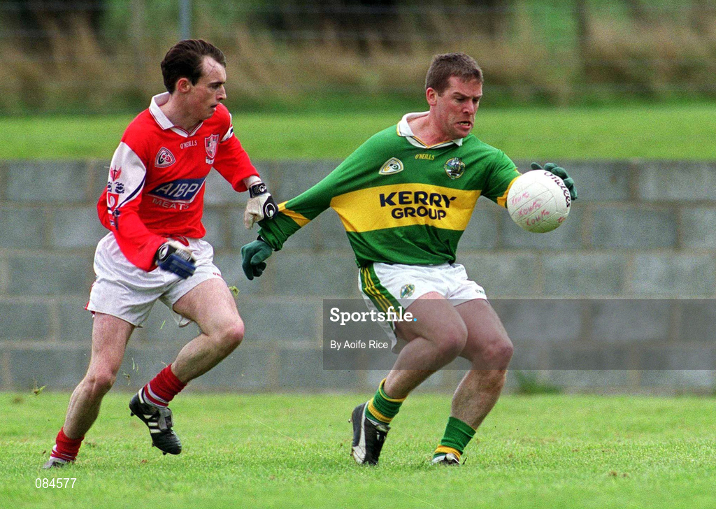 31 March 2002; Dara Ó Cinnéide of Kerry in action against Simon Gerard of Louth during the Allianz National Football League Division 2A Round 7 match between Louth and Kerry at Páirc Mhuire in Ardee in Louth. Photo by Aoife Rice/Sportsfile