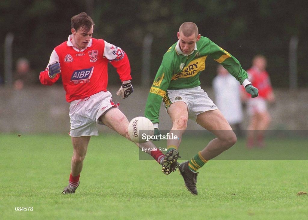 31 March 2002; Seán O'Sullivan of Kerry in action against John Neary of Louth during the Allianz National Football League Division 2A Round 7 match between Louth and Kerry at Páirc Mhuire in Ardee in Louth. Photo by Aoife Rice/Sportsfile