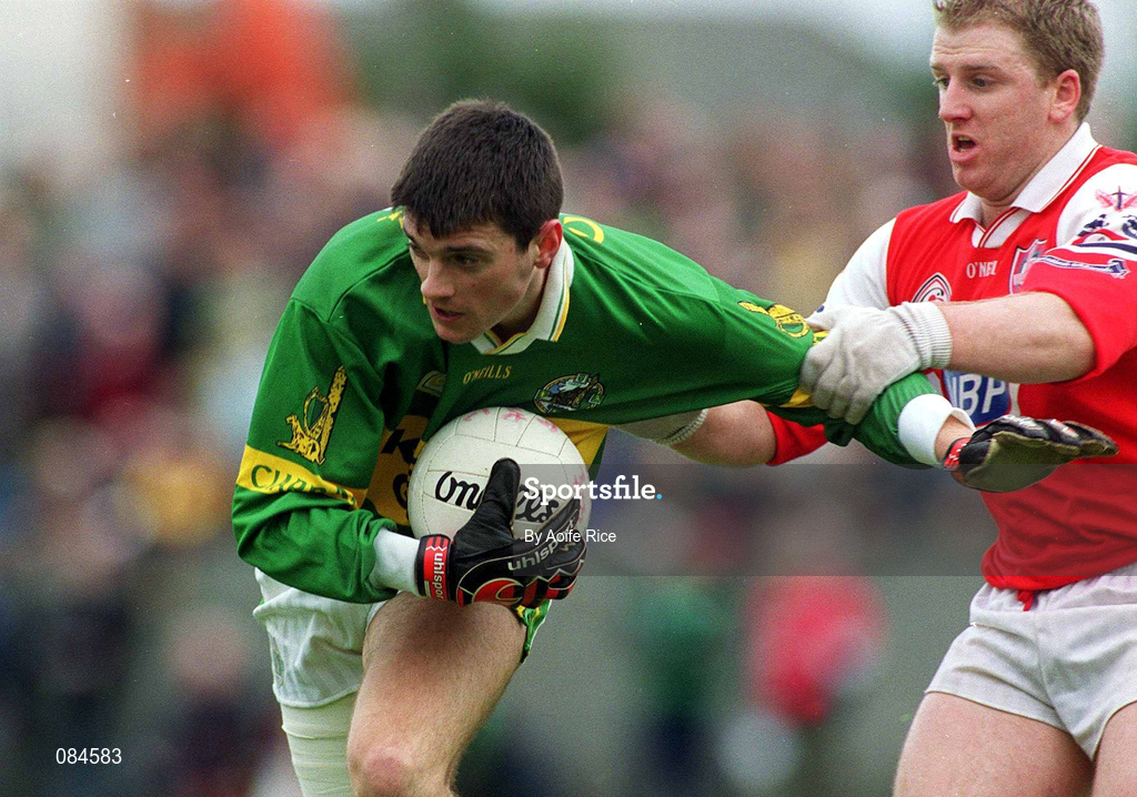 31 March 2002; Aodán Mac Gearailt of Kerry in action against Aaron Hoey of Louth during the Allianz National Football League Division 2A Round 7 match between Louth and Kerry at Páirc Mhuire in Ardee in Louth. Photo by Aoife Rice/Sportsfile
