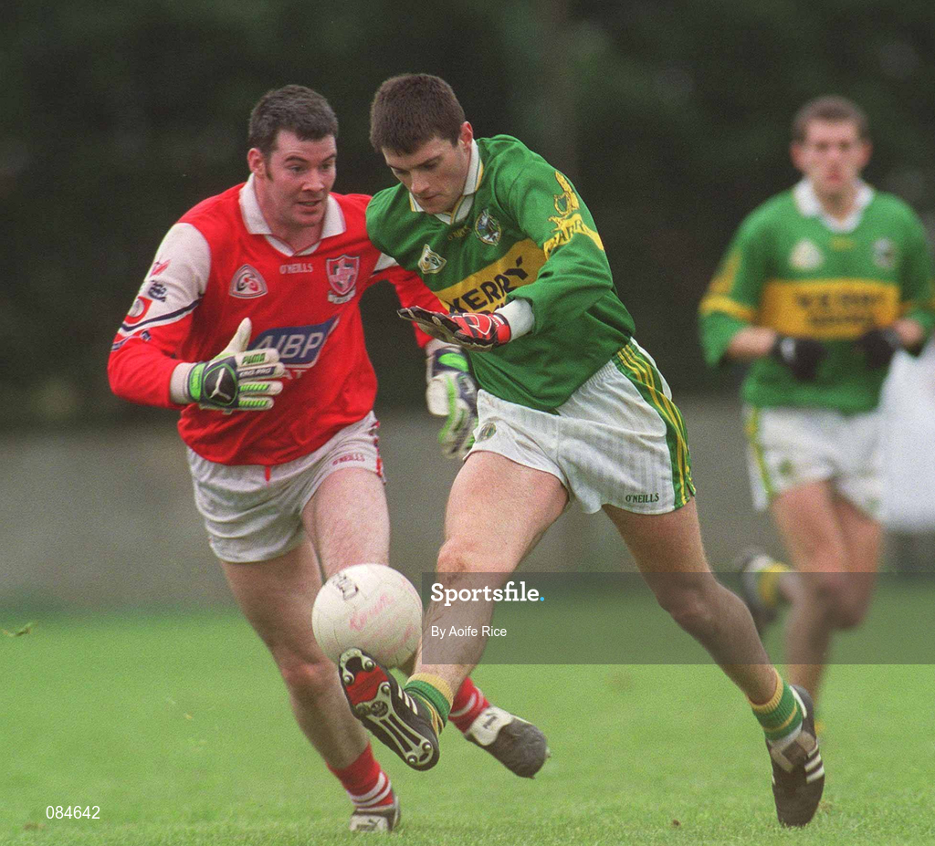 31 March 2002; Aodán Mac Gearailt of Kerry in action against Peter McGinnity of Louth during the Allianz National Football League Division 2A Round 7 match between Louth and Kerry at Páirc Mhuire in Ardee in Louth. Photo by Aoife Rice/Sportsfile