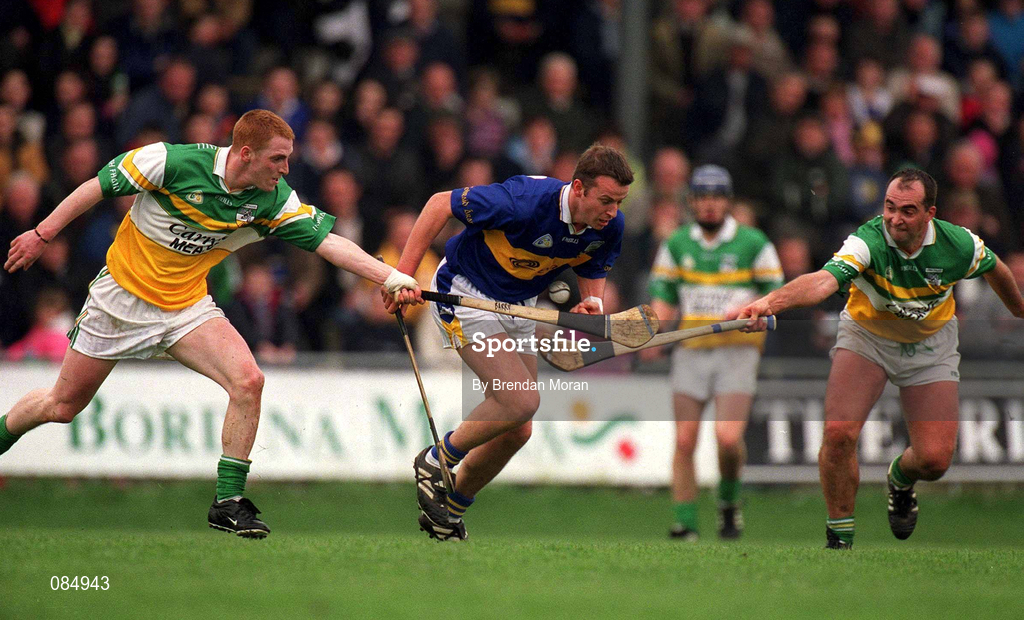 30 March 2002; Brian O'Meara of Tipperary in action against Barry Whelahan, left, and Johnny Dooley of Offaly during the Allianz National Hurling League Division 1B Round 1 match between Offaly and Tipperary in St Brendan's Park in Birr, Offaly. Photo by Brendan Moran/Sportsfile