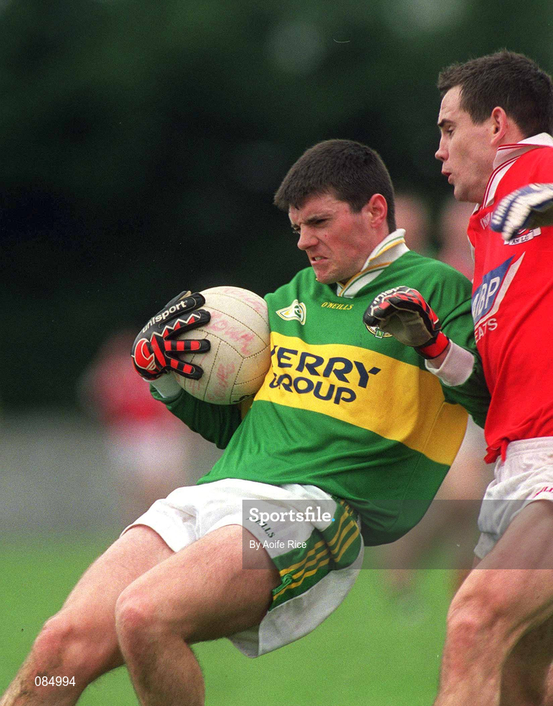 31 March 2002; Aodán Mac Gearailt of Kerry in action against Peter McGinnity of Louth during the Allianz National Football League Division 2A Round 7 match between Louth and Kerry at Páirc Mhuire in Ardee in Louth. Photo by Aoife Rice/Sportsfile