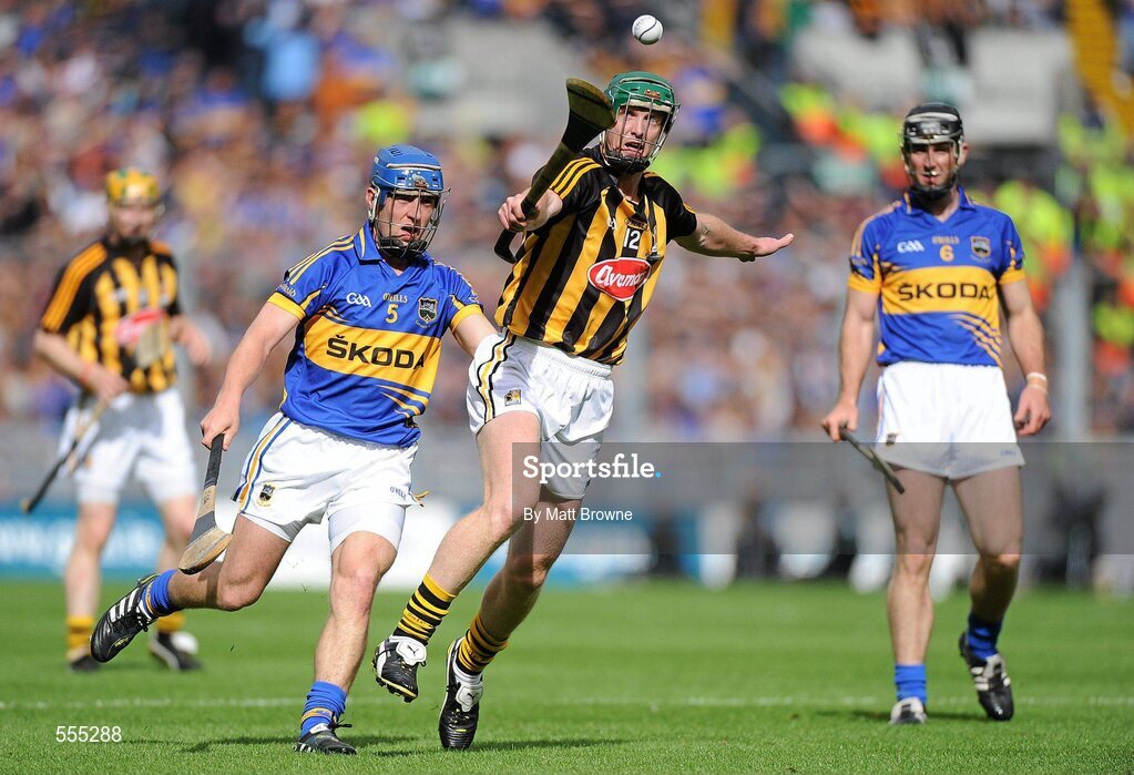 4 September 2011; Henry Shefflin, Kilkenny, in action against John O'Keeffe, Tipperary. GAA Hurling All-Ireland Senior Championship Final, Kilkenny v Tipperary, Croke Park, Dublin. Picture credit: Matt Browne / SPORTSFILE