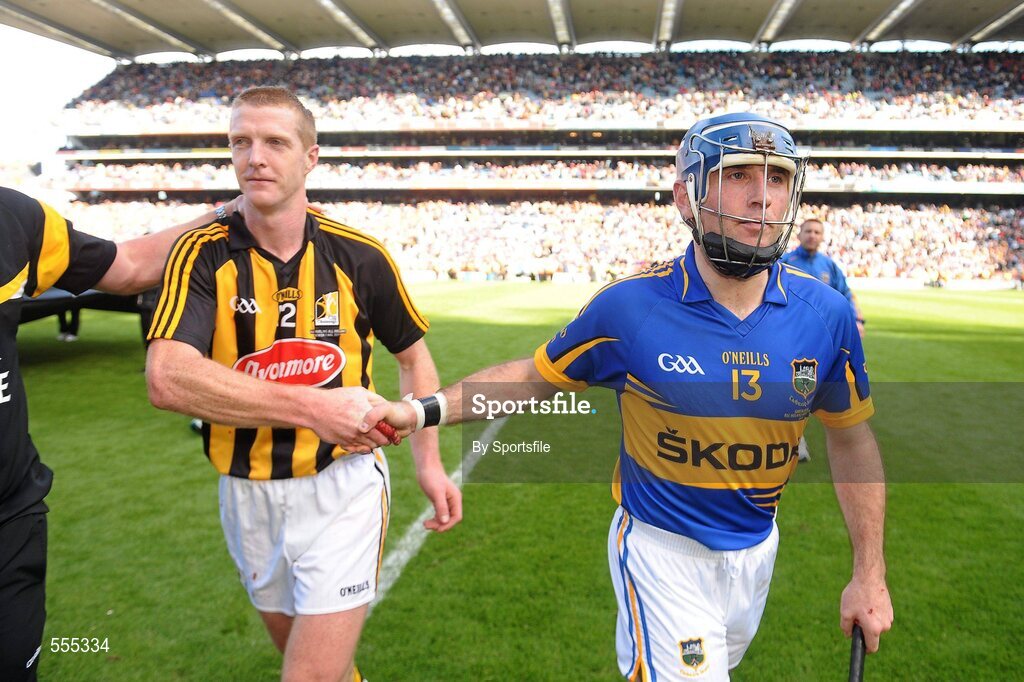 4 September 2011; Henry Shefflin, Kilkenny, shakes hands with Eoin Kelly, Tipperary, after the game. GAA Hurling All-Ireland Senior Championship Final, Kilkenny v Tipperary, Croke Park, Dublin. Photo by Sportsfile