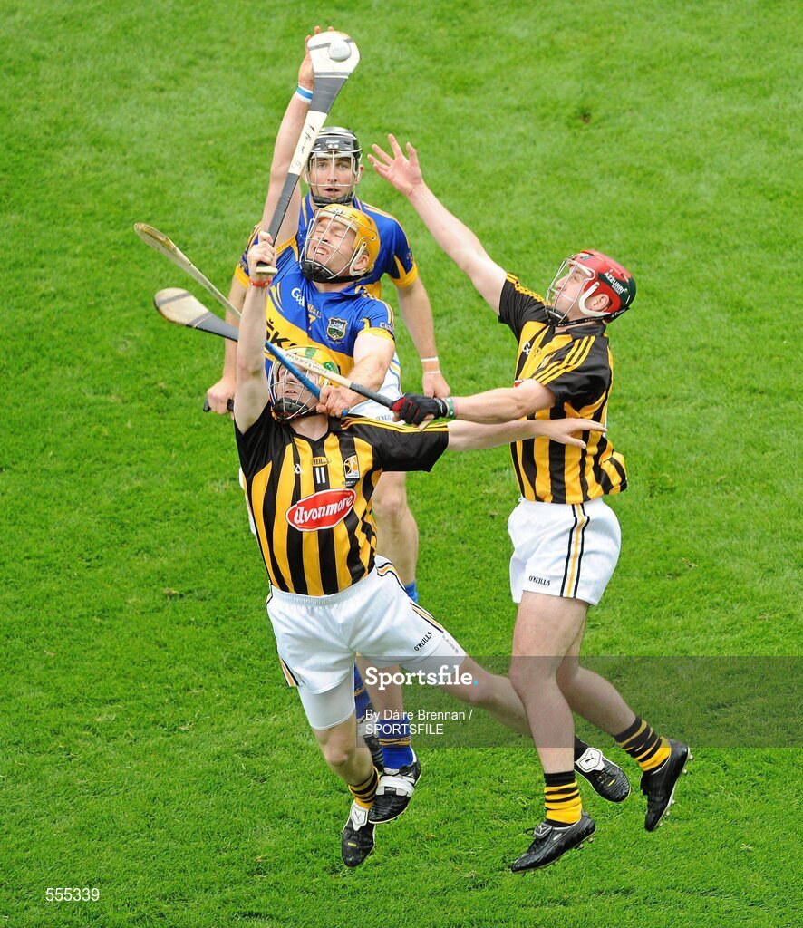 4 September 2011; Richie Power, left, and Eoin Larkin, Kilkenny, contest a high ball against Pádraic Maher, yellow helmet, and Conor O'Mahony, Tipperary. GAA Hurling All-Ireland Senior Championship Final, Kilkenny v Tipperary, Croke Park, Dublin. Picture credit: Dáire Brennan / SPORTSFILE