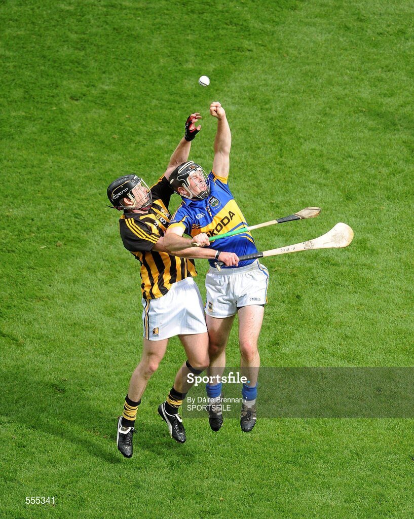 4 September 2011; Michael Rice, Kilkenny, contests a high ball against Gear—id Ryan, Tipperary. GAA Hurling All-Ireland Senior Championship Final, Kilkenny v Tipperary, Croke Park, Dublin. Picture credit: Dáire Brennan / SPORTSFILE