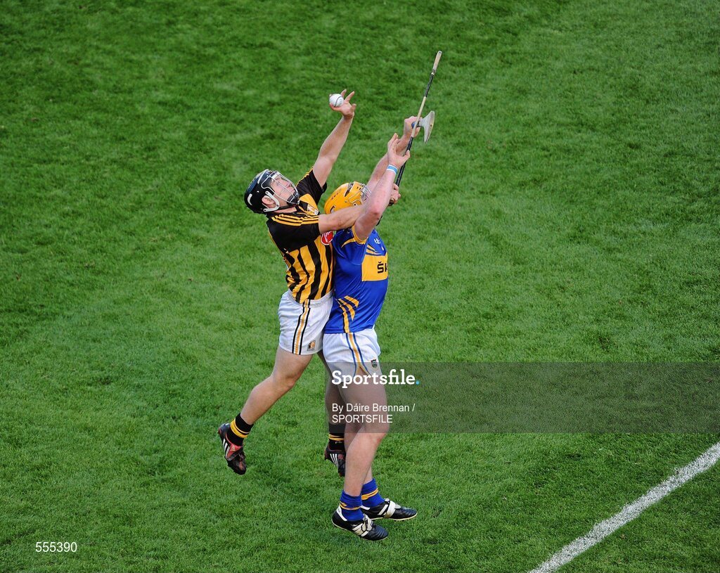 4 September 2011; Richie Hogan, Kilkenny, contests a high ball against Pádraic Maher, Tipperary. GAA Hurling All-Ireland Senior Championship Final, Kilkenny v Tipperary, Croke Park, Dublin. Picture credit: Dáire Brennan / SPORTSFILE