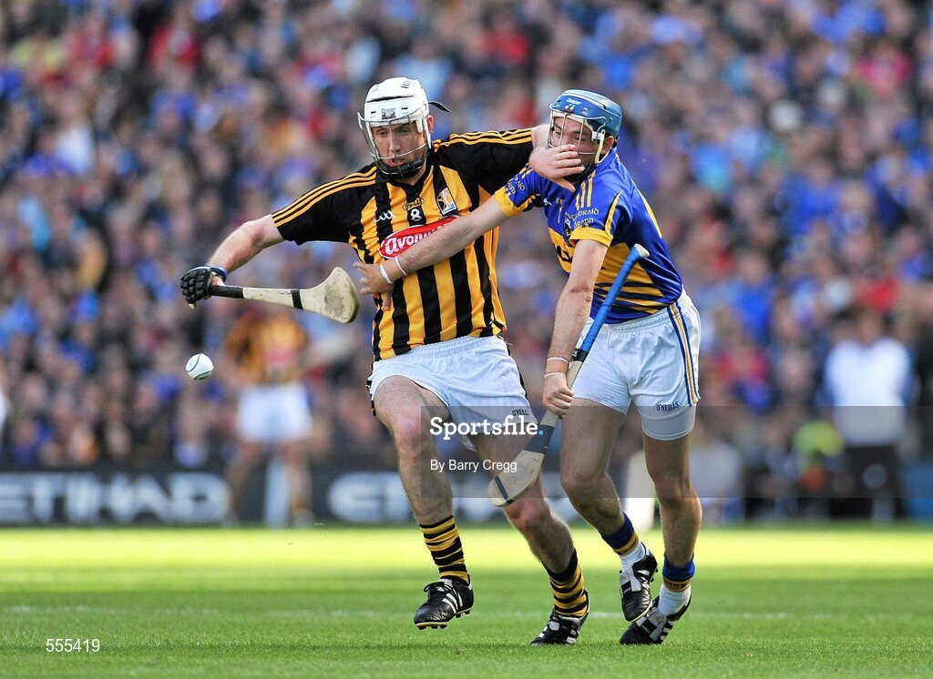 4 September 2011; Michael Fennelly, Kilkenny, in action against Benny Dunne, Tipperary. GAA Hurling All-Ireland Senior Championship Final, Kilkenny v Tipperary, Croke Park, Dublin. Picture credit: Barry Cregg / SPORTSFILE