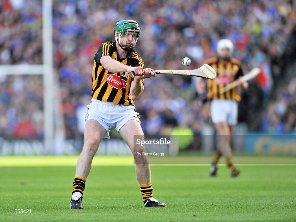 4 September 2011; Henry Shefflin, Kilkenny, scores his 7th point of the game. GAA Hurling All-Ireland Senior Championship Final, Kilkenny v Tipperary, Croke Park, Dublin. Picture credit: Barry Cregg / SPORTSFILE