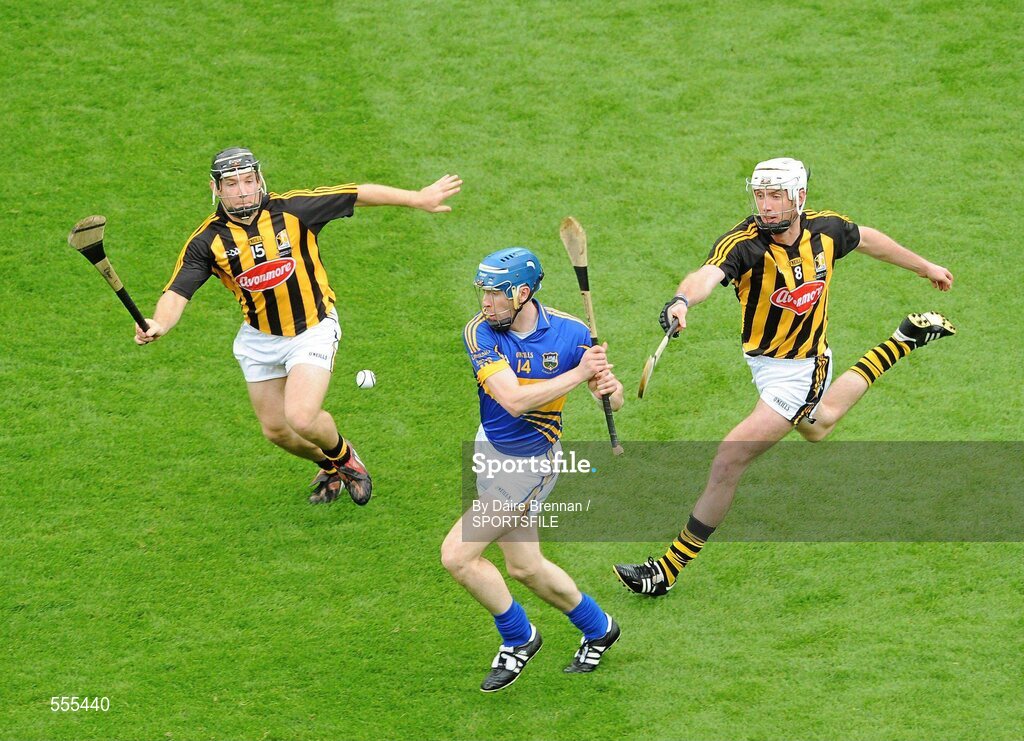 4 September 2011; John O'Brien, Tipperary, in action against Richie Hogan, left, and Michael Fennelly, Kilkenny. GAA Hurling All-Ireland Senior Championship Final, Kilkenny v Tipperary, Croke Park, Dublin. Picture credit: Dáire Brennan / SPORTSFILE