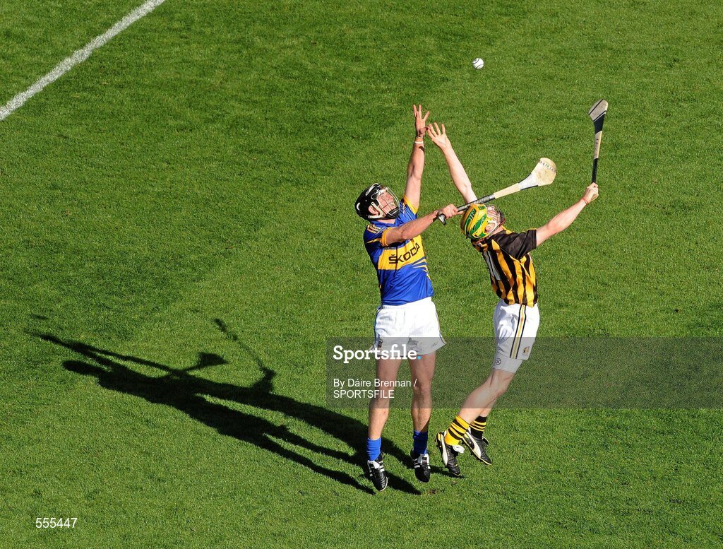 4 September 2011; Richie Power, Kilkenny, contest a high ball against Conor O'Mahony, Tipperary. GAA Hurling All-Ireland Senior Championship Final, Kilkenny v Tipperary, Croke Park, Dublin. Picture credit: Dáire Brennan / SPORTSFILE