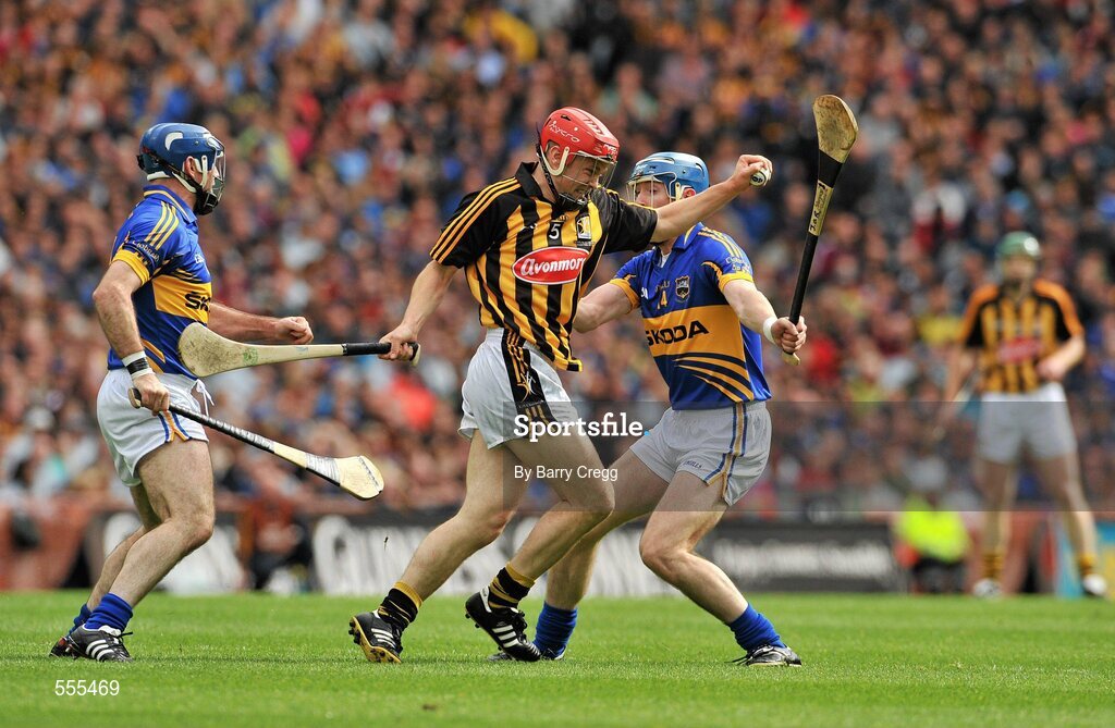 4 September 2011; Tommy Walsh, Kilkenny, in action against Eoin Kelly, left, and John O'Brien, Tipperary. GAA Hurling All-Ireland Senior Championship Final, Kilkenny v Tipperary, Croke Park, Dublin. Picture credit: Barry Cregg / SPORTSFILE